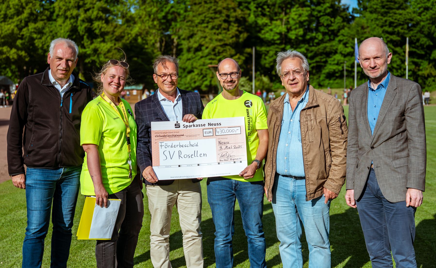 2025 05 21 Scheck Kunstrasen Stadt Neuss1
